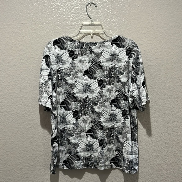 Chicos Top Shirt 3 Women XL Black White Floral Short Sleeve Round Neck Casual - Picture 7 of 7
